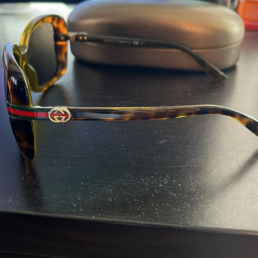 Gucci sun glasses - Picture 2 of 6